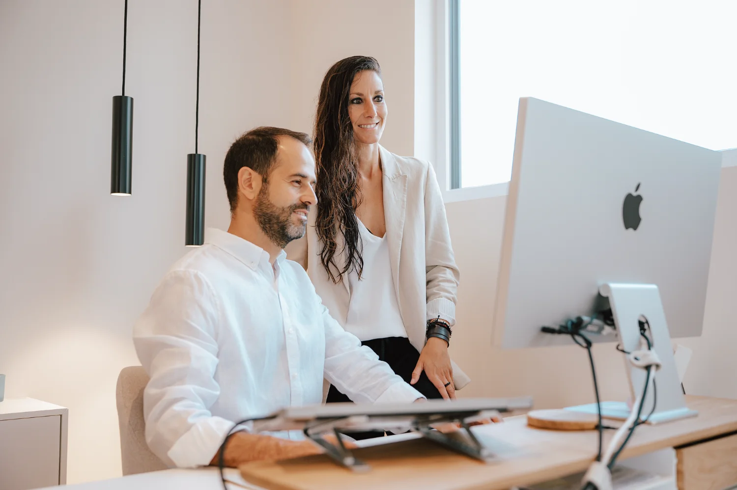 Ana Pedroche y Fran de Vicente, fundadores de Tu Posicionamiento Web, en su estudio de Madrid